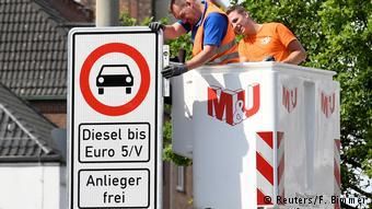 Установка в Гамбурге дорожного знака, запрещающего въезд дизелей до нормы Евро-5