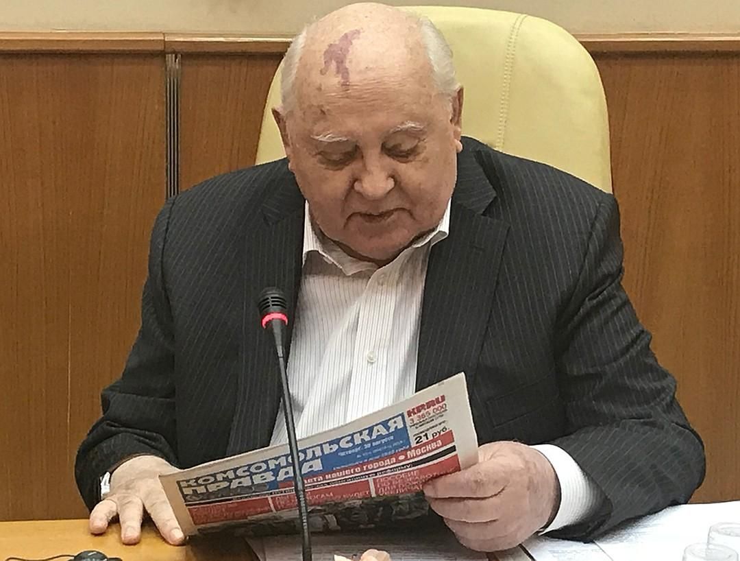 Михаил Горбачев и свежая "Комсомолка". Фото: ВЛАДИМИР ВОРСОБИН