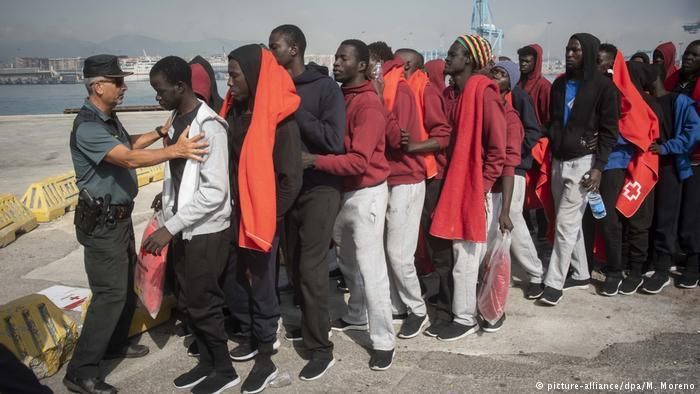 Поток африканских беженцев в Испанию не иссякает