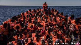Беженцы в переполненной лодке у берегов Ливии