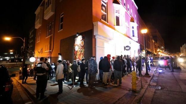 REUTERS Image caption В ряде городов люди ждали у магазинов наступления полуночи, когда закон вступил в силу