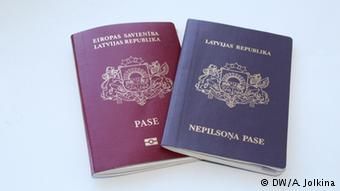 Паспорт гражданина (слева) и негражданина (справа) Латвии