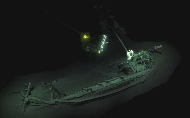 BLACK SEA MAP/EEF EXPEDITIONS Image caption Затонувшее судно лежит на глубине 2000 метров, его фотографии сделаны с помощью глубоководных аппаратов, снабженных камерами