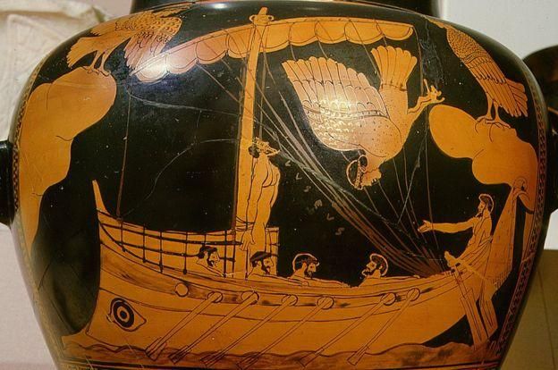 WERNER FORMAN/GETTY IMAGES Image caption Судно на дне Черного моря очень похоже на это, изображенное на античной вазе. Ученые полагают, что ваза примерно на сто лет старше найденного ими корабля