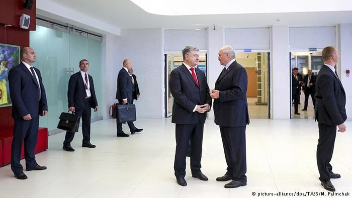 Петр Порошенко и Александр Лукашенко во время форума в Гомеле