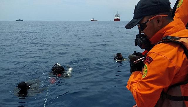 © REUTERS / Basarnas Пассажирский самолет Boeing 737-800 авиакомпании Lion Air упал в море у западного побережья острова Ява после вылета из аэропорта Джакарты. На его борту находились 189 человек.