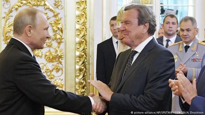 Герхард Шредер приветствует Владимира Путина с очередной инаугурацией