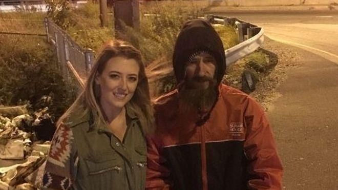 GOFUNDME Image caption Кейт Макклюр (слева) и её партнёр скооперировались с бездомным Джонни Боббиттом (справа), чтобы нажиться на пожертвованиях