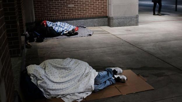 GETTY IMAGES Image caption Тысячи бездомных в США остаются без помощи