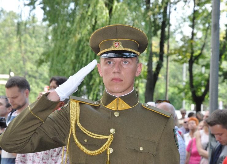 Боец роты почетного караула армии Литвы в форме межвоенного периода