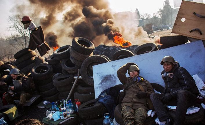 Сторонники радикальной оппозиции на баррикаде Институтской улицы в Киеве. Февраль 2014 фото: Андрей Стенин РИА Новости