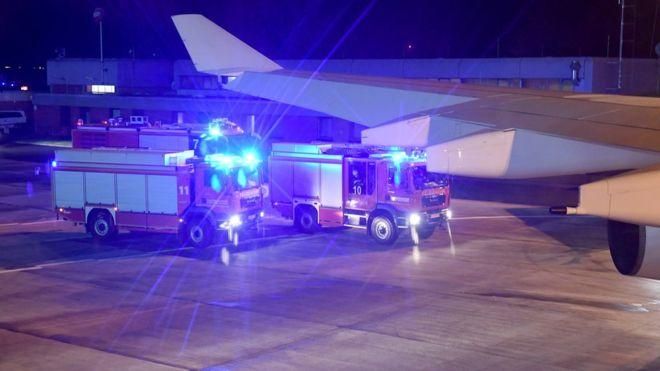 EPA Image caption В аэропорту Кельна самолет встречали машины экстренных служб