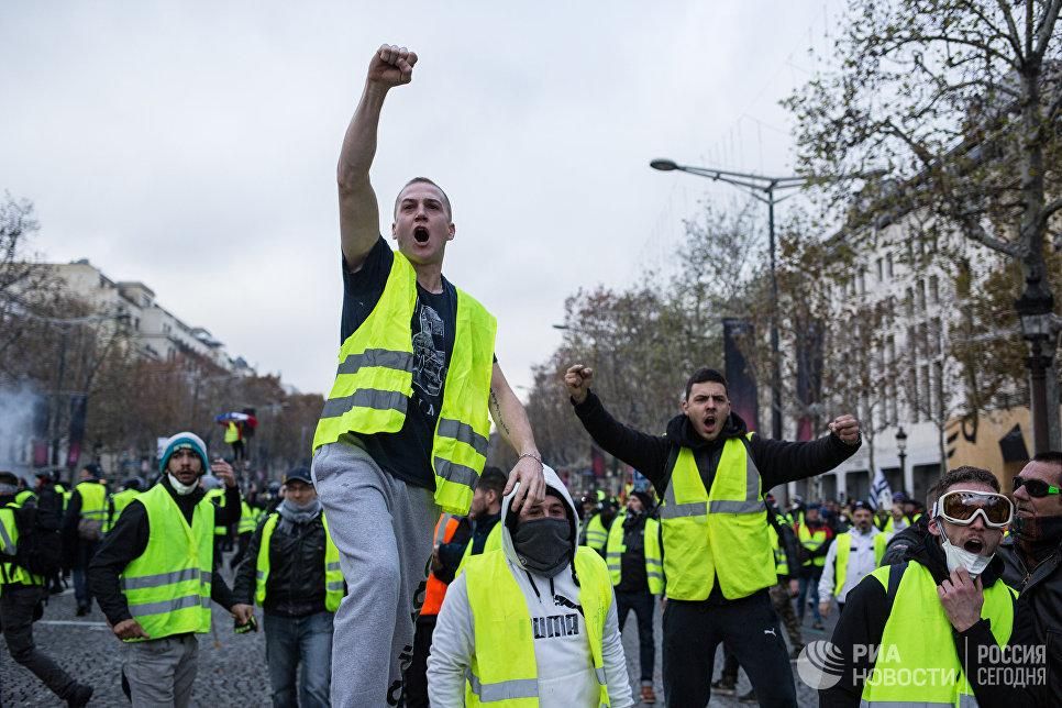 Столкновение участников акции протеста против роста цен на бензин "желтые жилеты" с силами правопорядка в Париже