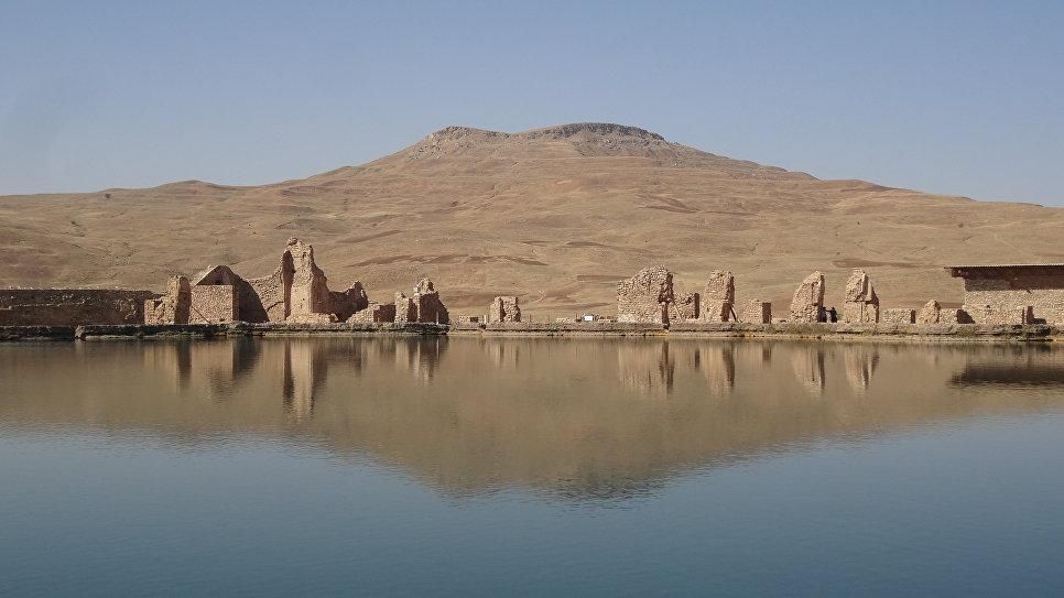 CC BY-SA 4.0 / Golnaz / This is a photo of a monument in Iran identified by the ID Takht-e-Soleyman. This is a photo of a monument in Iran identified by the ID Takht-e-Soleyman. (Cropped a photo) Гора Тахте Солейман в Иране