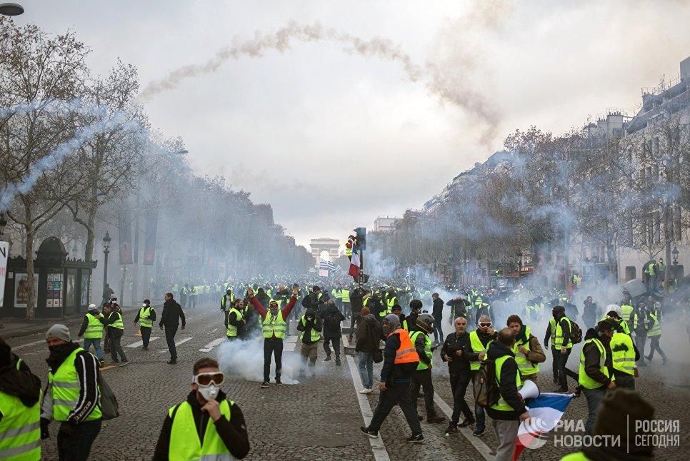 Столкновение участников акции протеста против роста цен на бензин "желтые жилеты" с силами правопорядка в Париже
