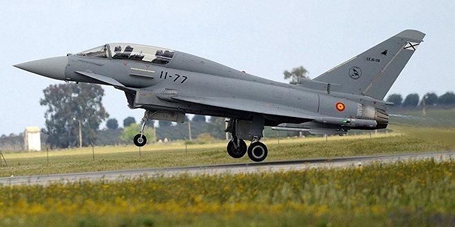 © AP PHOTO / MINDAUGAS KULBIS Истребитель Eurofighter Typhoon испанских ВВС