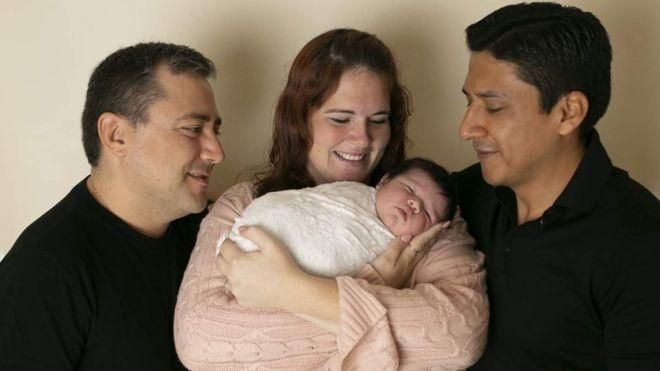 JENNIFER JACQUOT Image caption Марисса Музелл родила девочку для Хесуса и Хулио, однополой пары из Мадрида