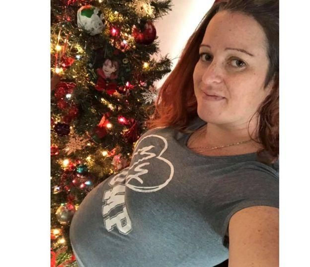 JANET HARBICK Image caption Джанет начала новую беременность через четыре месяца после рождения первого ребенка для другой пары