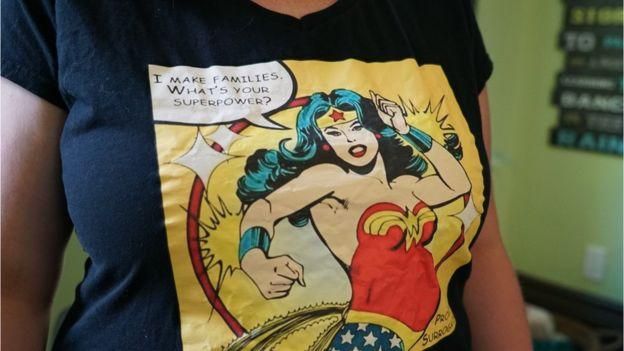 Надпись на футболке: "Я создаю семьи. А какая твоя суперспособность?"