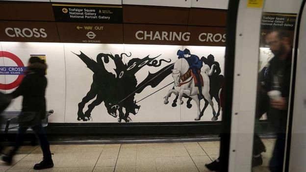 WARING ABBOTT/GETTY Image caption Станция лондонского метро Charing Cross стала одной из первых, начавшей транслировать при входе классическую музыку