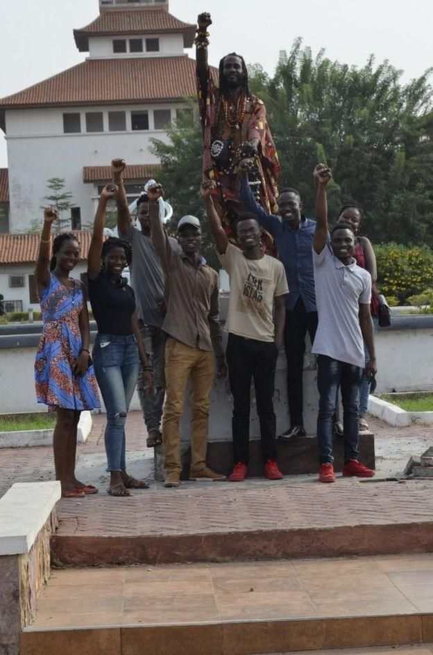 EMMANUEL DZIVENU/JOYNEWS Image caption Преподаватели и студенты на пустом постаменте празднуют демонтаж "расистской" статуи.