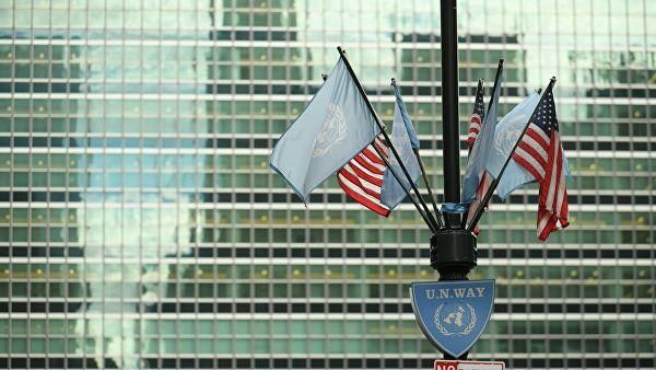 © РИА Новости / Роман Махмутов Флаги США и ООН у здания штаб-квартиры ООН. Архивное фото