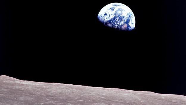 NASA Image caption Знаменитая фотография "Восход Земли", сделанная с борта "Аполлона-8"