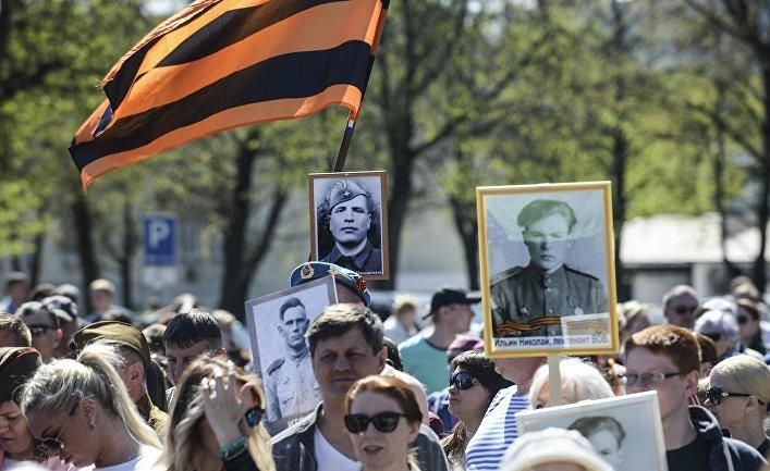 Участники шествия «Бессмертный полк» в городе Нарва в Эстонии