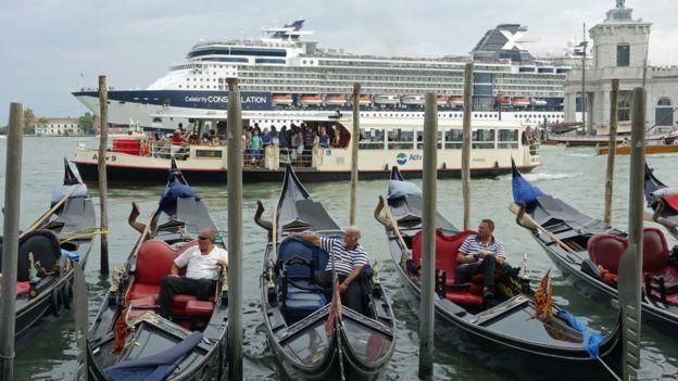 GETTY IMAGES Image caption Миллионы туристов прибывают в Венецию на один день в океанских лайнерах