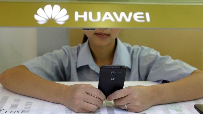 REUTERS Image caption Многие китайские компании поощряют сотрудников, которые пользуются смартфонами китайских производителей