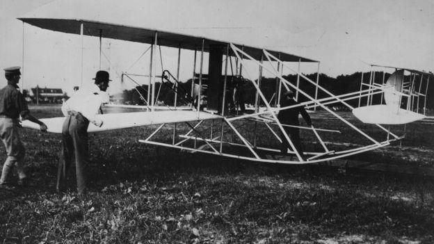 HULTON ARCHIVE/GETTY IMAGES Image caption Братья Райт построили и испытали первый самолет в мире