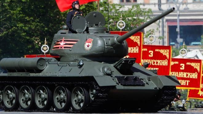 MIKHAIL METZEL/TASS Image caption Танк Т-34-85 по время парада Победы на Красной площади в Москве 9 мая 2018 года