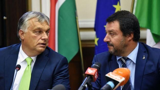 GETTY IMAGES Image caption Виктор Орбан (слева) и Маттео Сальвини в августе выступили с "манифестом против иммиграции". Но в один блок с партией Сальвини в Европарламенте Орбан может и не захотеть