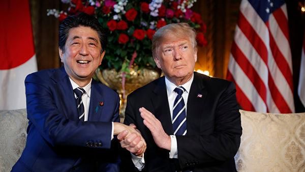 © AP Photo / Pablo Martinez Monsivais Премьер-министр Японии Синдзо Абэ и президент США Дональд Трамп. Архивное фото