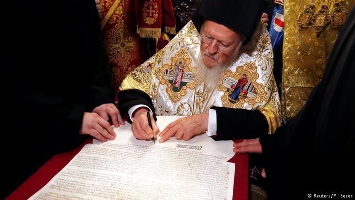 Патриарх Варфоломей подписывает томос об автокефалии Православной церкви Украины