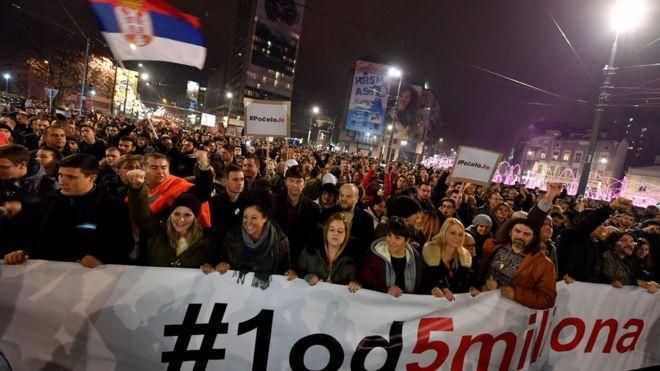 GETTY IMAGES Image caption Протесты в Сербии не утихают уже шестую неделю подряд