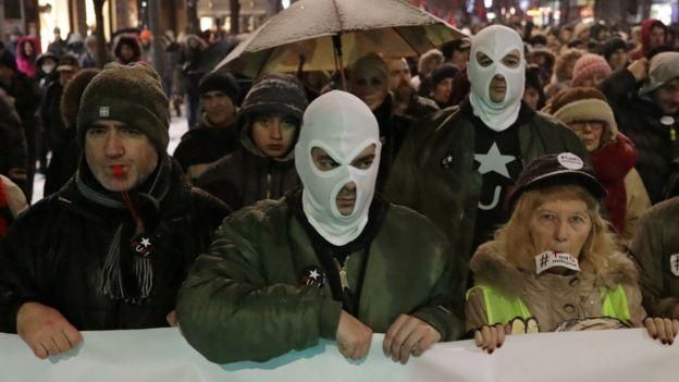 REUTERS Image caption Массовая акция протеста прошла в Белграде 5 января