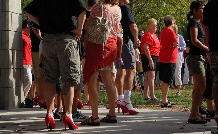 Мужчины в женских туфлях во время акции против насилия в отношении женщин