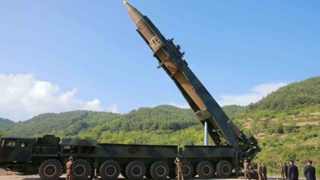 KOREAN CENTRAL NEWS AGENCY VIA AFP Image caption В 2017 году Пхеньян проводил испытания межконтинентальной баллистической ракеты "Хвасон-14"