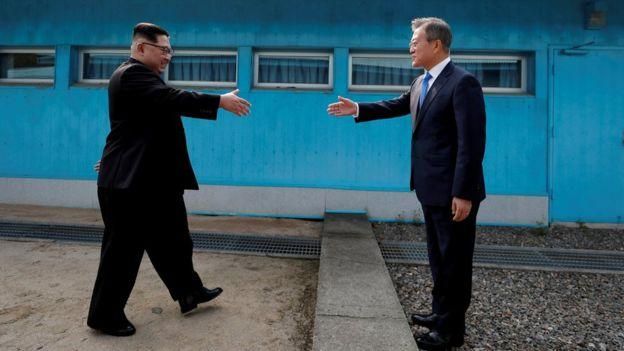 REUTERS Image caption Ким Чен Ын и Мун Джэин проводят регулярные встречи