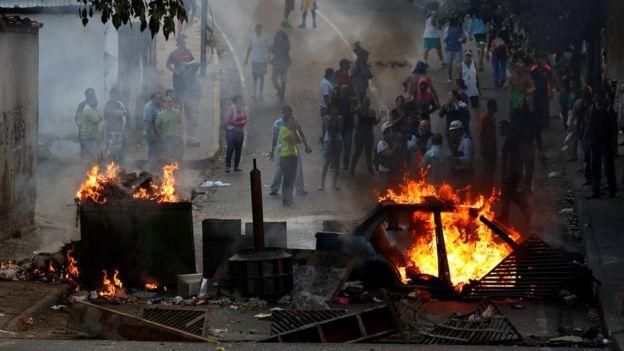 REUTERS Image caption Участники акций строили баррикады посреди улиц и затем поджигали их