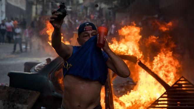 EPA Image caption После заявления о провале мятежа в Каракасе вспыхнули беспорядки