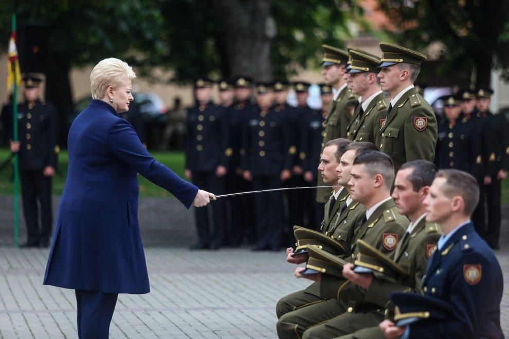 Выпускники Военной академии Литвы принимают присягу