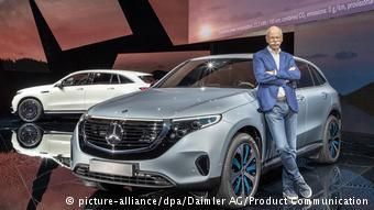 Осень 2018. Глава Daimler Дитер Цетше представляет в Стокгольме первый электрический Mercedes EQC