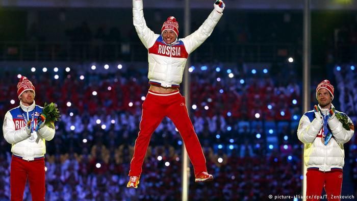 Лыжник Александр Легков ликует во время награждения медалистов сочинской Олимпиады