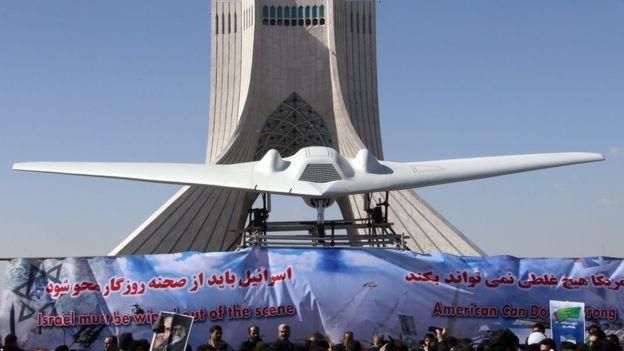 GETTY IMAGES Image caption Иранцы построили макет сбитого RQ-170 Sentinel и установили его на площади во время парада в 2012 году в Тегеране