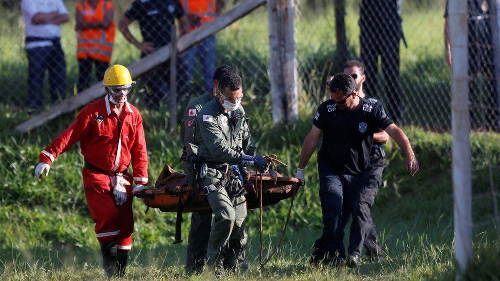 REUTERS Image caption Власти штата Минас-Жерайс сообщают о 305 пропавших без вести