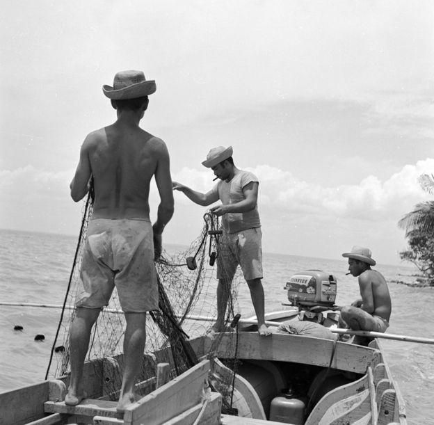 GETTY IMAGES Image caption Венесуэльские рыбаки еще не так давно относительно хорошо зарабатывали (фотография 1950 года)