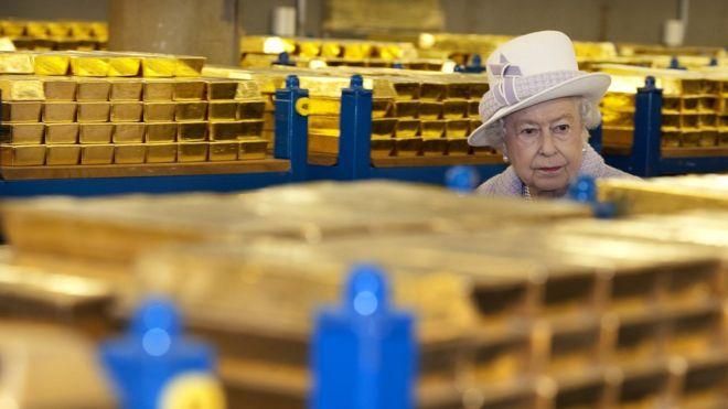 GETTY IMAGES Image caption Центробанки многих стран мира хранят своё золото в 9 подвалах Банка Англии. Сейчас там 400 000 слитков в таких вот палетах: по 80 штук и весом 1 тонну каждая.