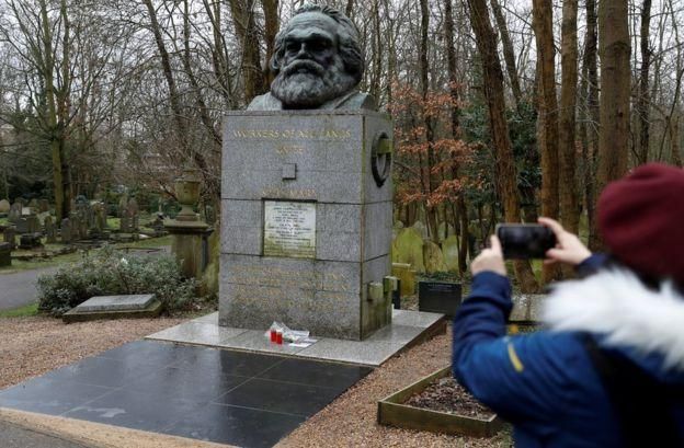 REUTERS Image caption Памятник на могиле Карла Маркса были официально открыт в 1956 году